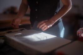 gmeinsame Lithografie entsteht in der Werkstatt TIZIANA in der Kaserne Pirna. Foto von Sebastian Linda TIZIANA Lithografie-Werkstatt und Arbeitsraum